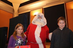 Le Père Noël en plain action de distribution des cadeaux .