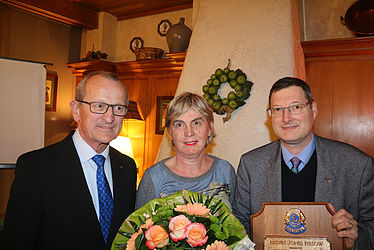 Le Président, Roland GEYER, avec le nouveau Compagnon de Melvin JONES, Marc DIEBOLT et son épouse Catherine.
